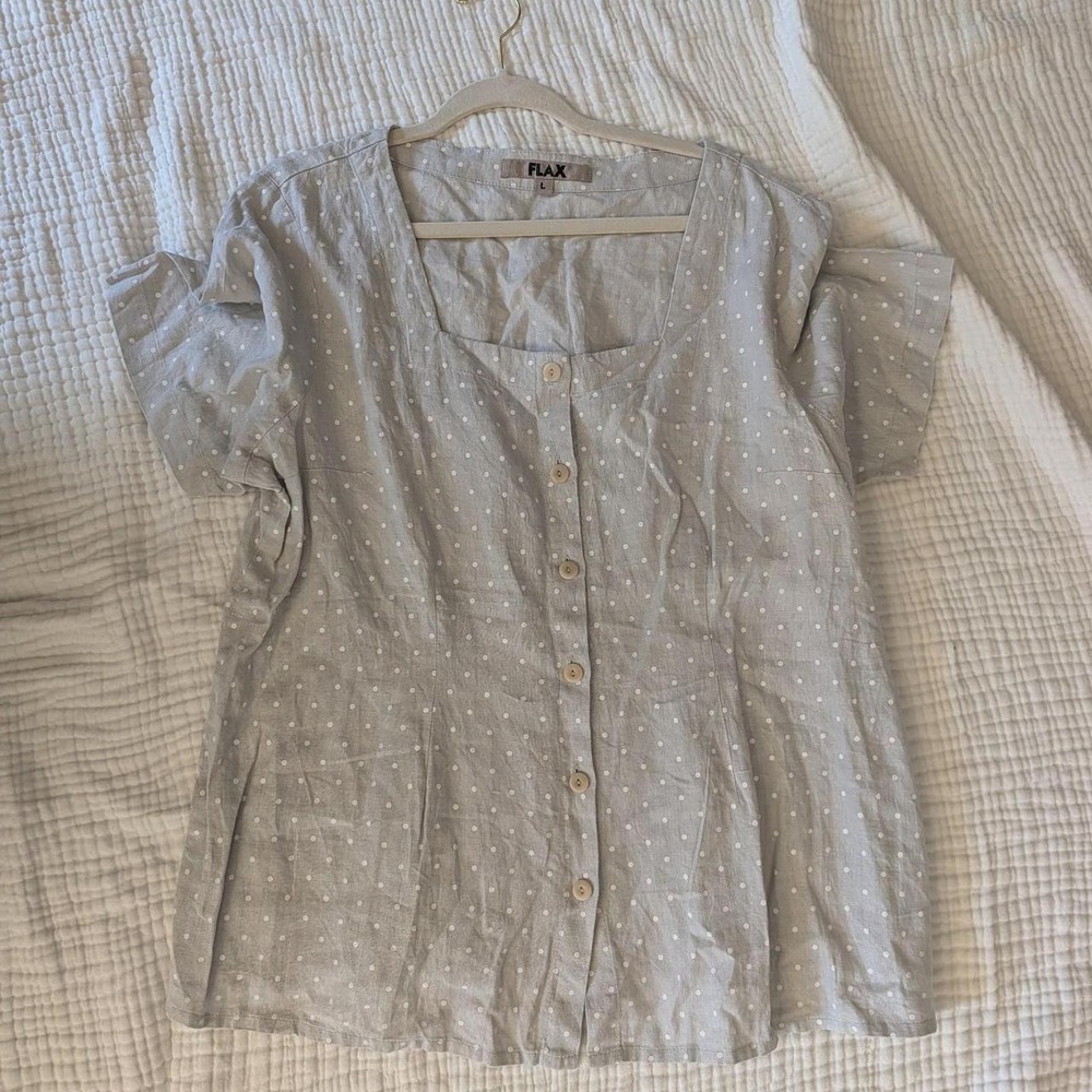 Flax linen blouse with white polka dots on gray background Sie Large